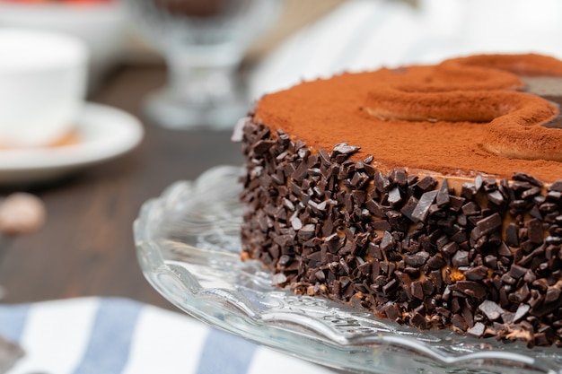 Torta al cioccolato con polvere di cioccolato in cima