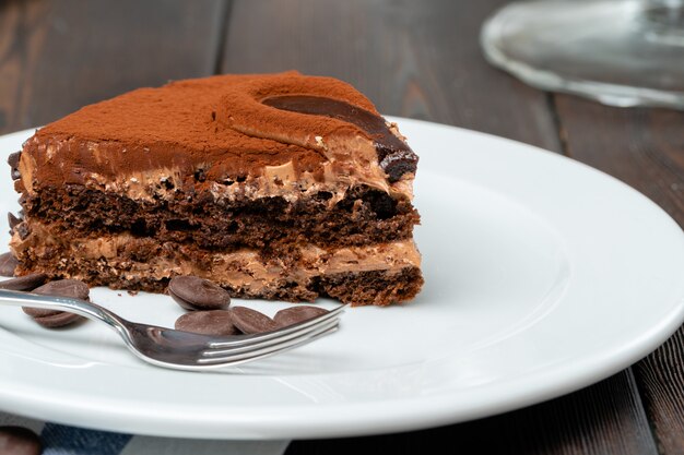 Torta al cioccolato con polvere di cioccolato in cima