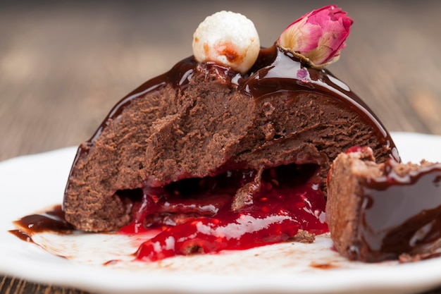 Torta al cioccolato con ripieno di marmellata di lamponi