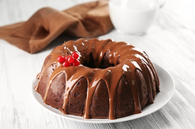 Torta al cioccolato con una bottiglia di latte su un tavolo