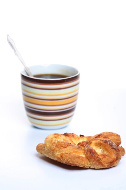 Torta al cioccolato con una tazza di caffè