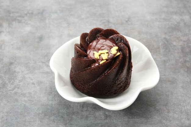 Torta al cioccolato coperta di formaggio a crema e cioccolata fusa