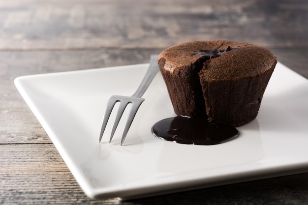 Torta al cioccolato Coulant sul tavolo di legno