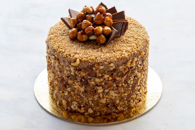 Torta al cioccolato Croquant su sfondo bianco Torta di compleanno