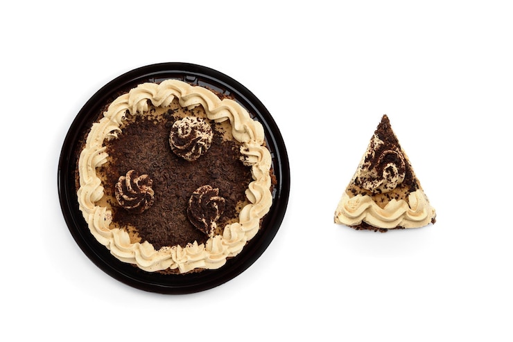 Foto torta al cioccolato dado isolata su sfondo bianco.