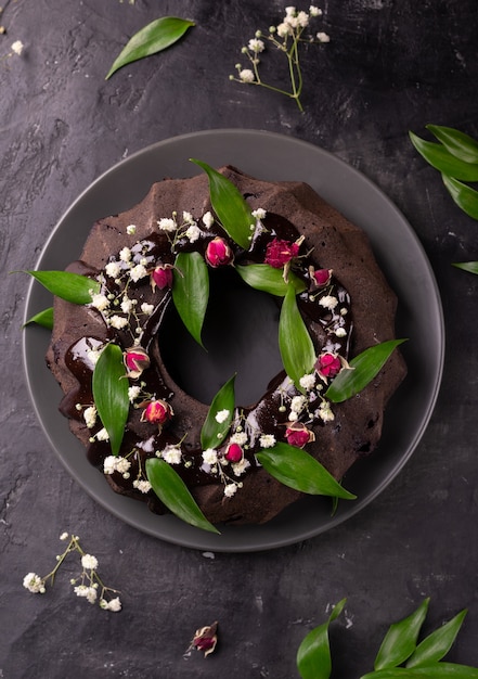 Torta al cioccolato decorata con fiori
