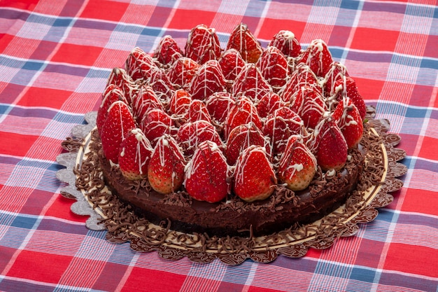 Torta al cioccolato decorata con fragole fresche