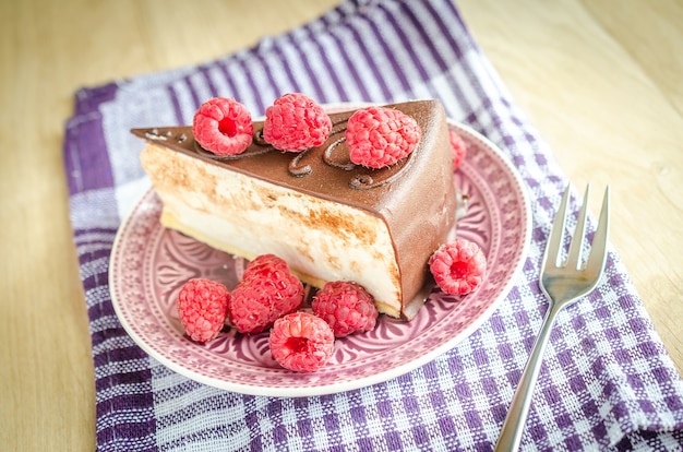 Torta al cioccolato decorata con lamponi freschi