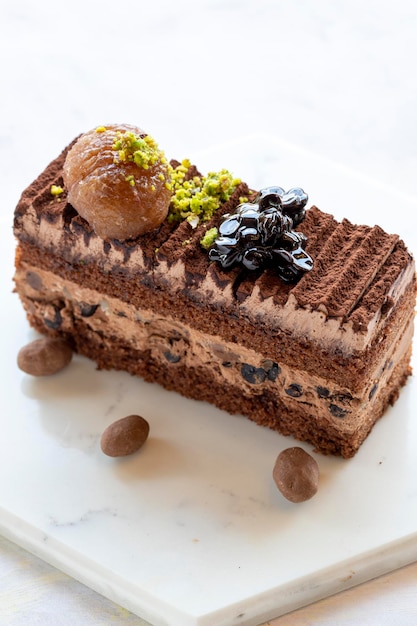 Torta al cioccolato di castagne su sfondo bianco