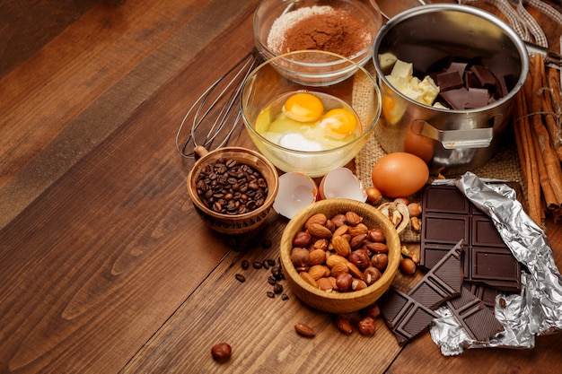 Torta al cioccolato di cottura in cucina rustica.