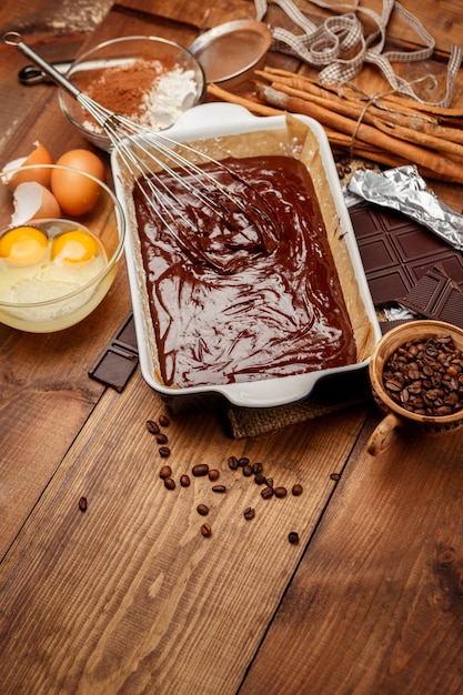 Torta al cioccolato di cottura in cucina rustica.
