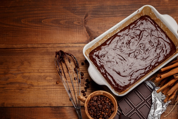 Torta al cioccolato di cottura in cucina rustica.