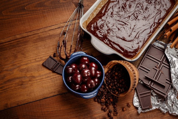 Torta al cioccolato di cottura in cucina rustica.