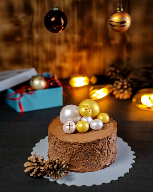 Torta al cioccolato di Natale su legno