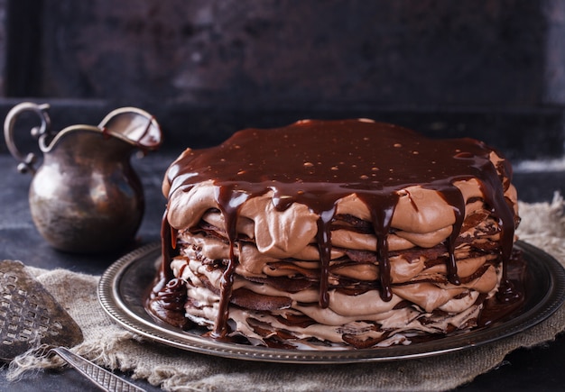 Torta al cioccolato di pancake al cioccolato con glassa