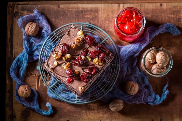 Torta al cioccolato dolce con noci e ciliegie