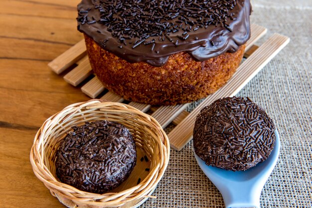 Torta al cioccolato e caramelle brigadeiro sul tavolo.