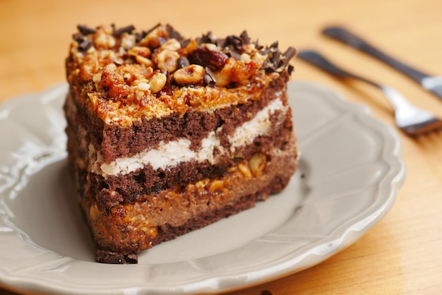 Torta al cioccolato e crema su un piatto sul tavolo