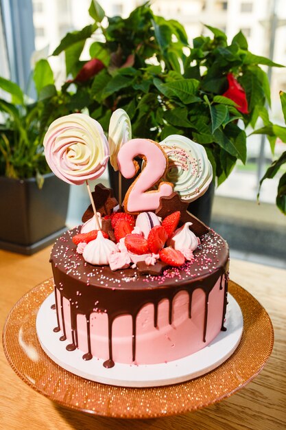 Torta al cioccolato e fragola con numero due