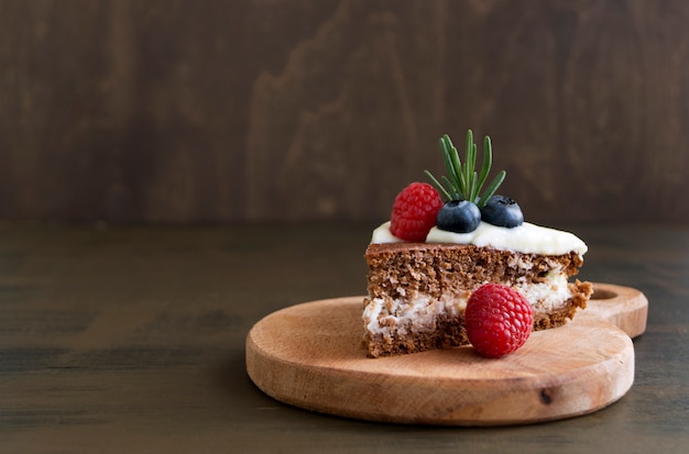 Torta al cioccolato fatta in casa con lamponi e mirtilli.