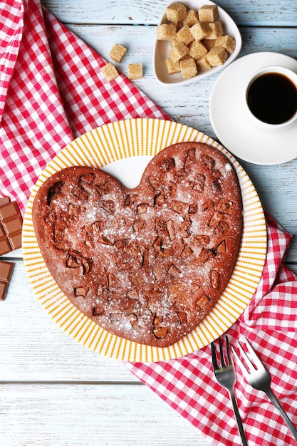 Torta al cioccolato fatta in casa sul tavolo