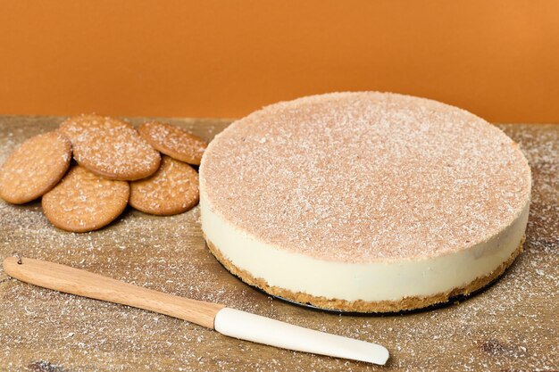 Torta al cioccolato fondente e bianco con biscotti su sfondo arancione