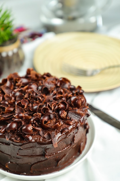 Torta al cioccolato fondente servita sul tavolo con vista dall'alto, dessert al forno