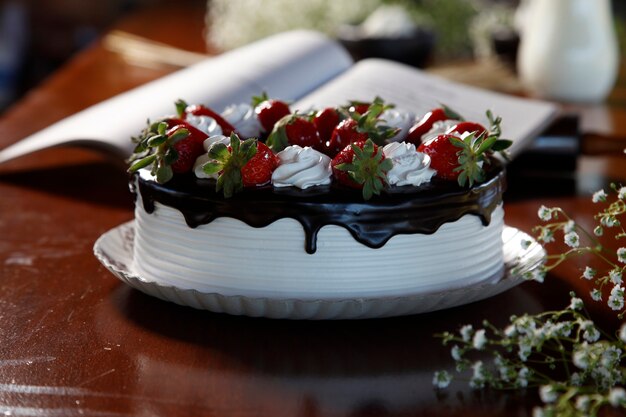 Torta al cioccolato, fragole e panna montata