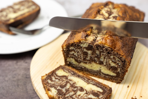 Torta al cioccolato in marmo o pagnotta di pane