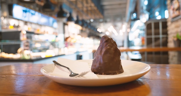 Torta al cioccolato in un caffè cibo dolce in una panetteria pasticceria per la colazione in un ristorante prendendo una pausa