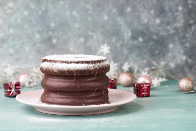 Torta al cioccolato natalizia tedesca tradizionale chiamata Baumkuchen, dolci della stagione invernale