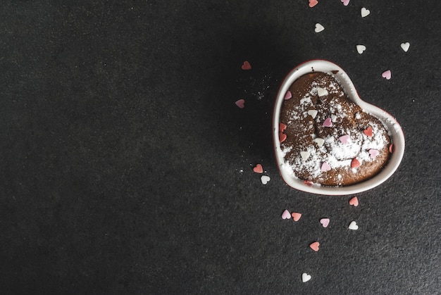 Torta al cioccolato o brownie di San Valentino con zucchero a velo e granelli a forma di cuore dolce