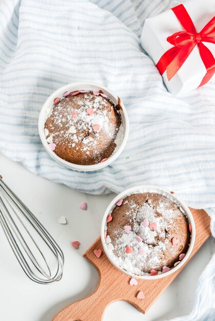 Torta al cioccolato o brownie di San Valentino con zucchero a velo e granelli a forma di cuore dolce