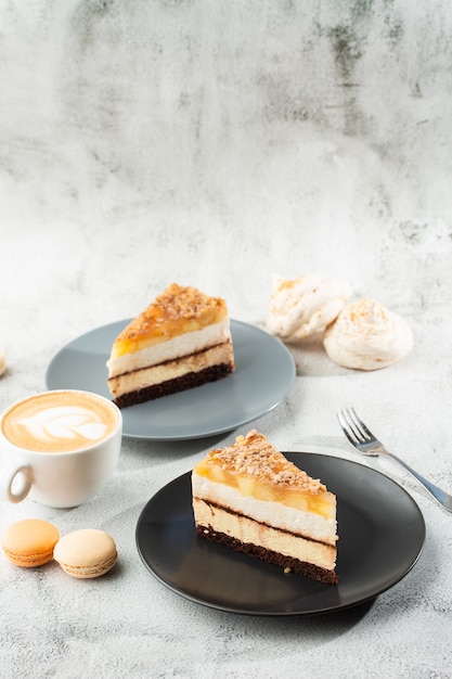 Torta al cioccolato pera sul piatto grigio su marmo