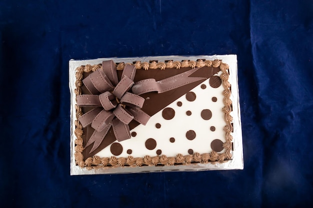 Torta al cioccolato quadrata servita a bordo isolata su un tovagliolo vista dall'alto del cibo al forno del bar