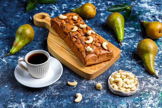 Torta al cioccolato rustica fatta in casa con pere e anacardi