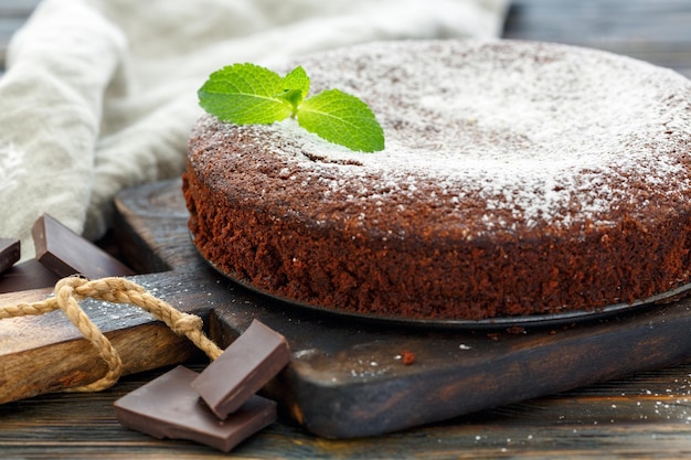 Torta al cioccolato spolverata di zucchero a velo