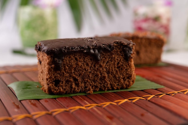 Torta al cioccolato su foglie di banana