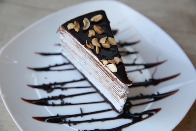 Torta al cioccolato su fondo di legno