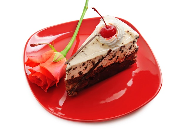 Torta al cioccolato su piatto rosso