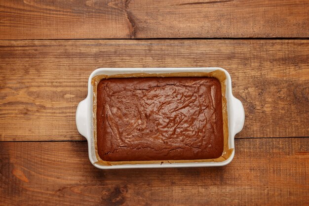 Torta al cioccolato su una teglia