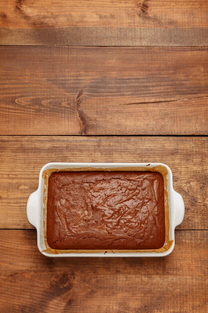 Torta al cioccolato su una teglia