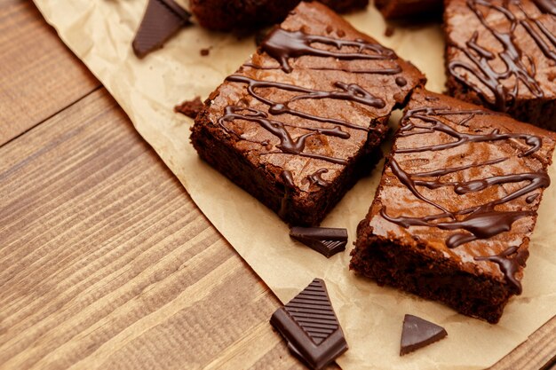 Torta al cioccolato su una teglia