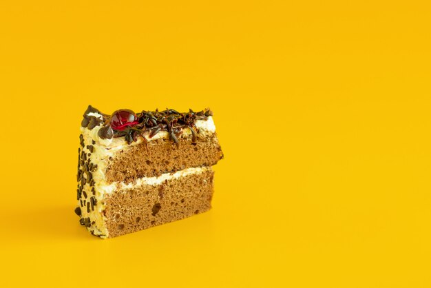 Torta al cioccolato su uno sfondo giallo. copia spazio