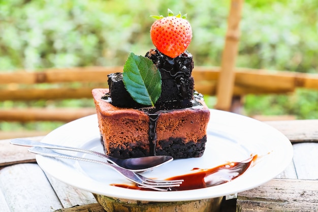 torta al cioccolato sul piatto bianco con fragole