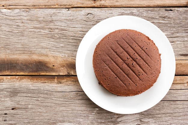 Torta al cioccolato sul piatto bianco.