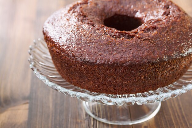 Torta al cioccolato sul piatto sul tavolo marrone