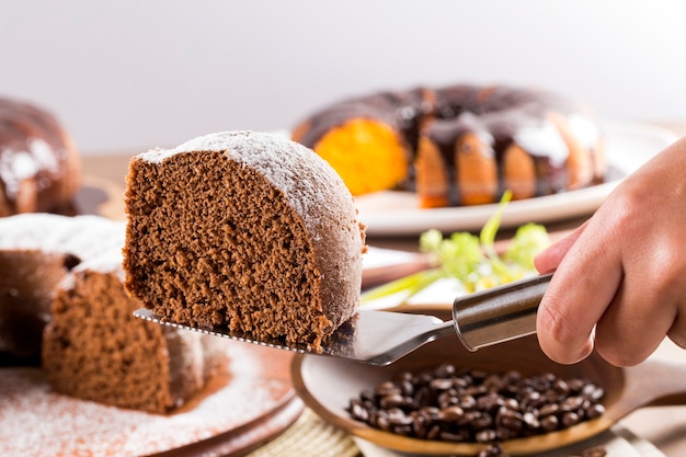 Torta al cioccolato sul tavolo con torta di carote