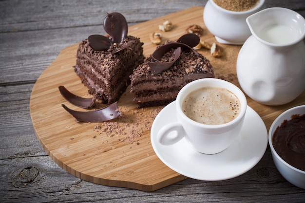 Torta al cioccolato sul vecchio tavolo di legno