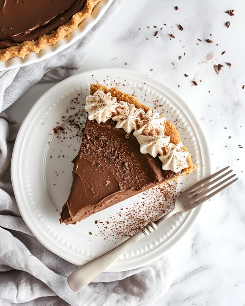 Torta al cioccolato vegana su piatto bianco Il tavolo per mettere i piatti è di marmo bianco